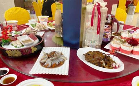 �μ�һȺ�˳Ծ�ϯ