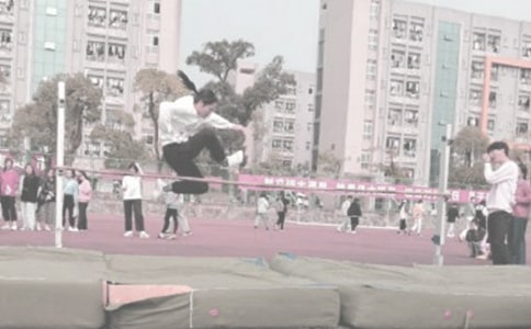 梦见老虎跳高咬我