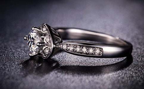 梦见自己带戒指