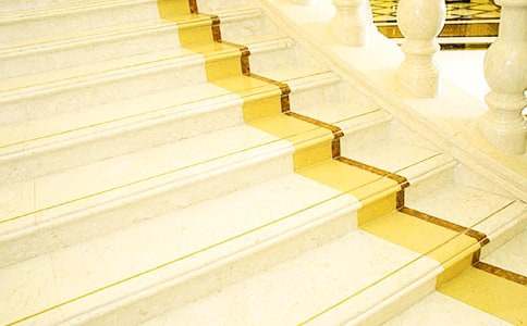 梦见下楼梯摔倒鼻子流血